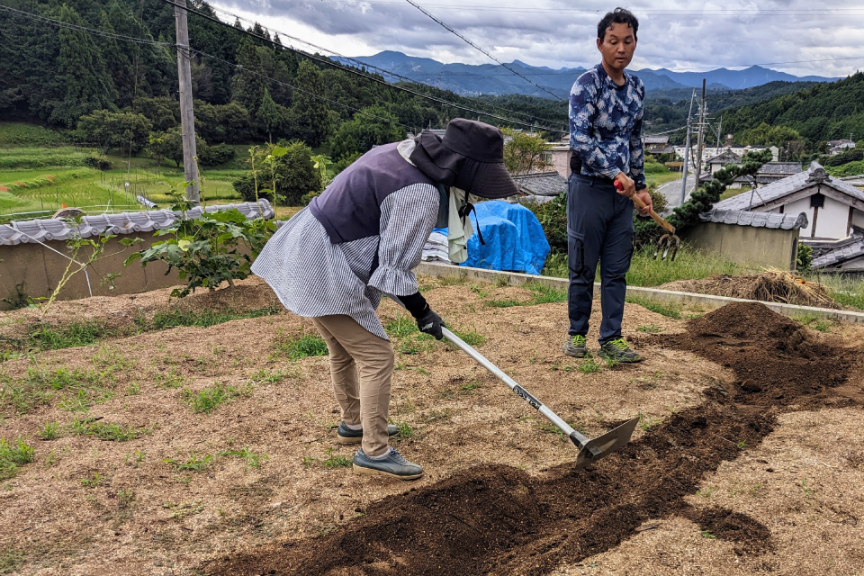 鍬、耕耘機、種などご用意しています